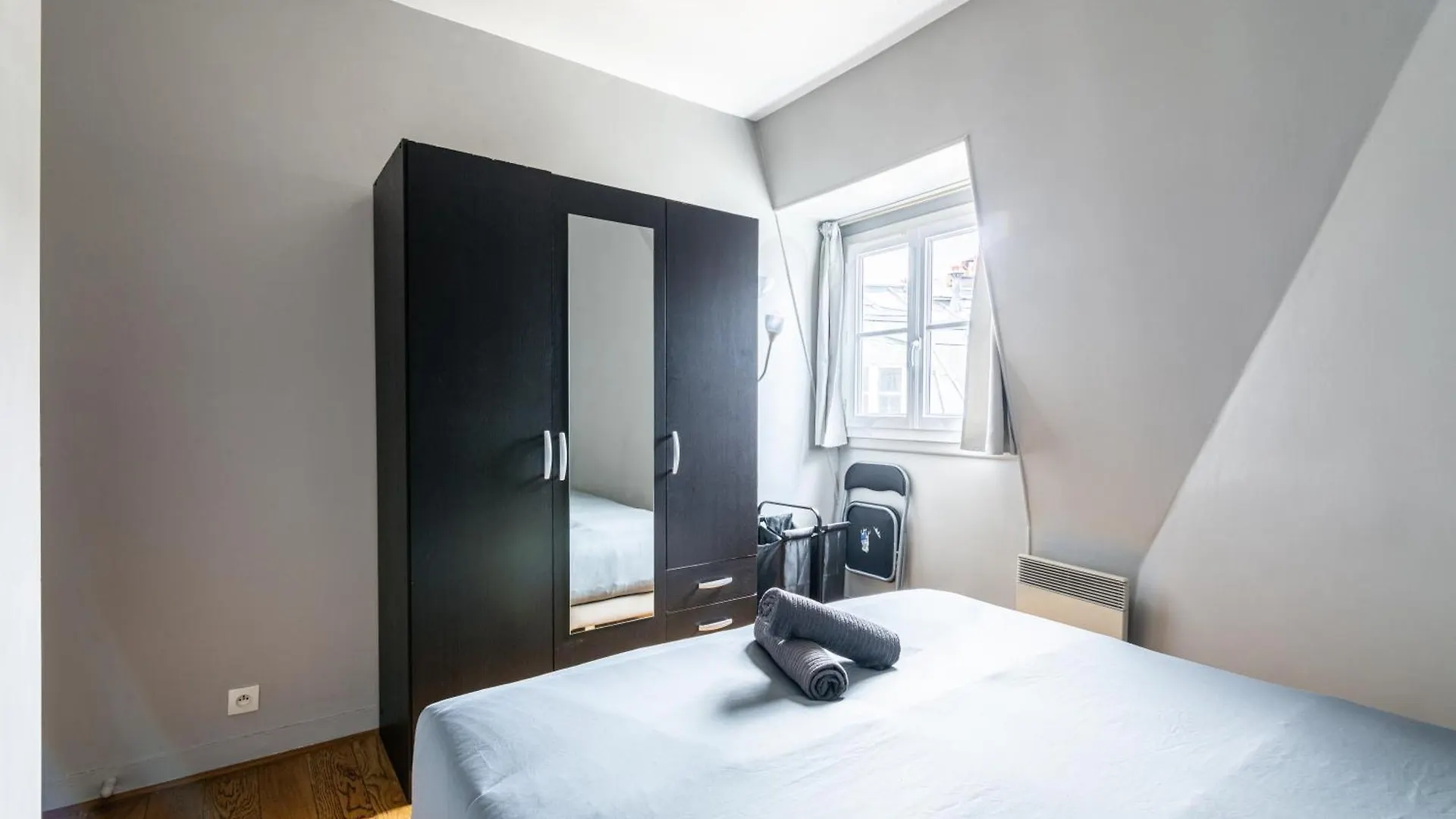 Luxurious 2 Bedroom Tour Eiffel Bourdonnais Free Netflix